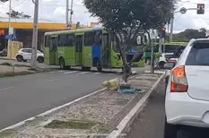 Ônibus quebra e trava cruzamento de avenidas no Centro de Teresina