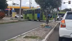 Ônibus quebra e trava cruzamento de avenidas no Centro de Teresina (Foto: Reprodução)