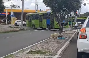 Ônibus quebra e trava cruzamento de avenidas no Centro de Teresina (Foto: Reprodução)