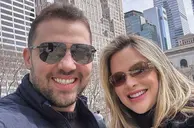 Os grávidos Julia Louzardo e Castro Neto em viagem internacional por New York