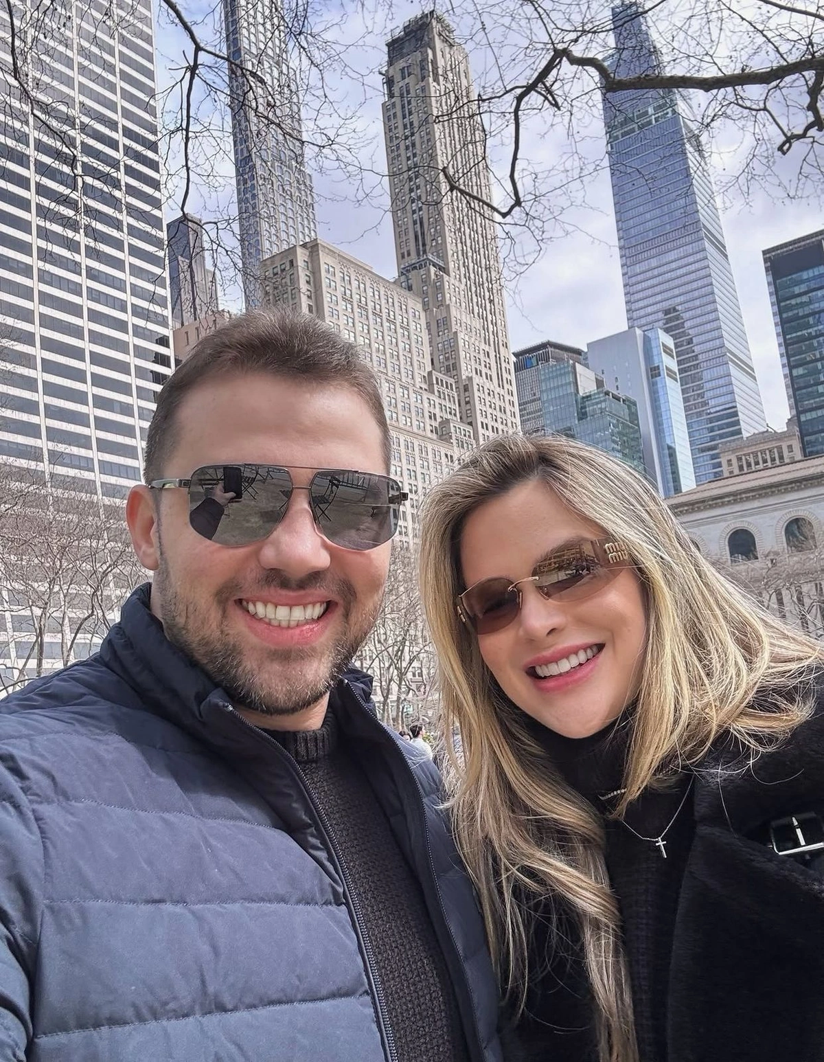 Os grávidos Julia Louzardo e Castro Neto em viagem internacional por New York