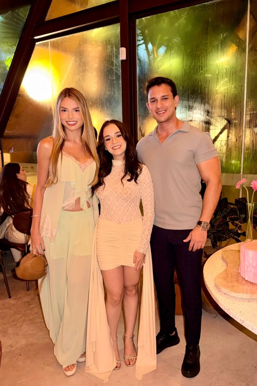 Os namorados Laura Eigenheer e Jaime Neto no aniversário de Bianca Martins