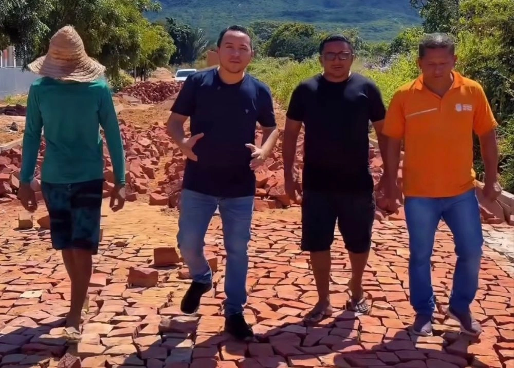 Palmeira do Piauí avança com obras de calçamento na zona urbana e rural