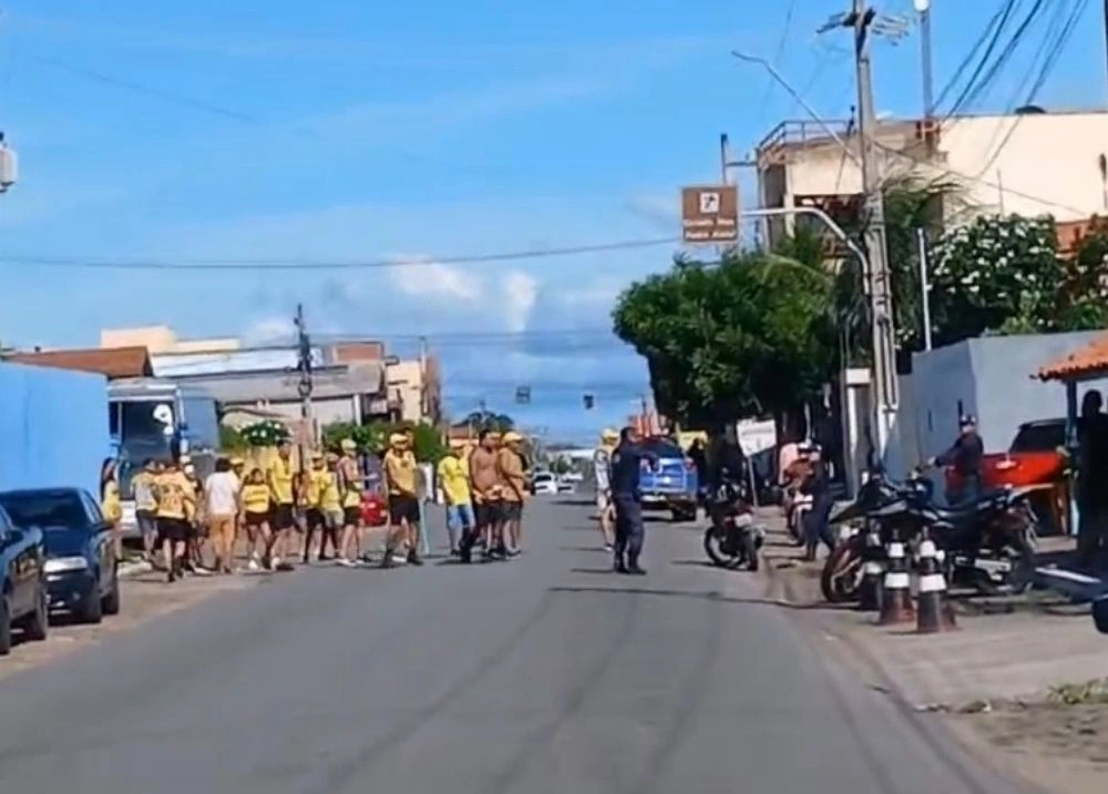 Pancadaria entre torcidas espalha clima de medo na frente de estádio no litoral