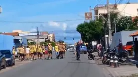 Pancadaria entre torcidas espalha clima de medo na frente de estádio no litoral (Foto: Reprodução)