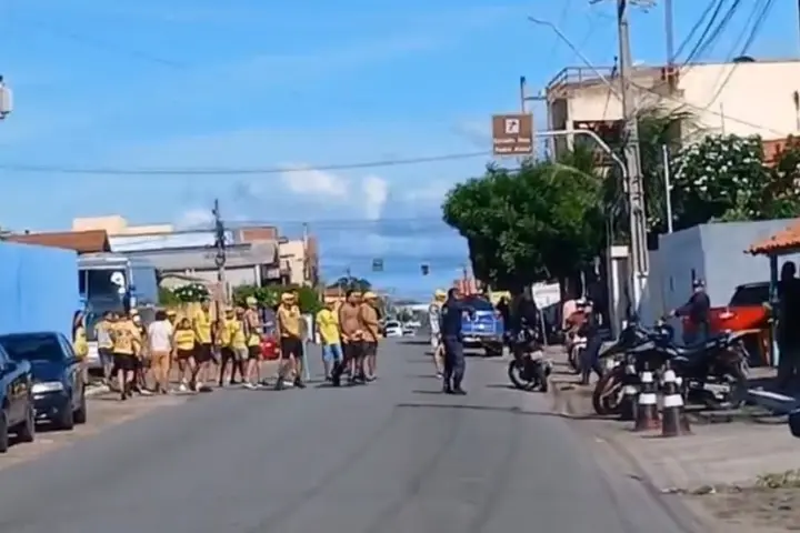 Pancadaria entre torcidas espalha clima de medo na frente de estádio no litoral