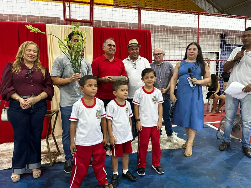 Prefeito assina obras de calçamento e nova sede da Educação em Pau D’arco