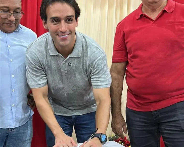 Prefeito assina obras de calçamento e nova sede da Educação em Pau D’arco