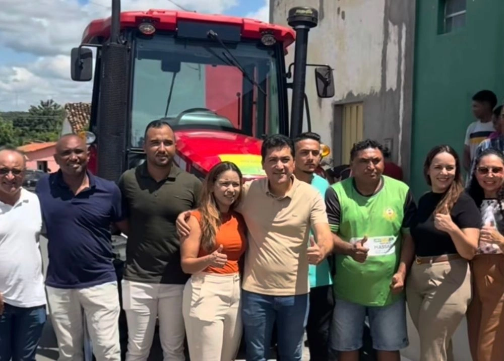 Prefeito de Massapê do Piauí reforça apoio ao campo com trator e colmeias novas