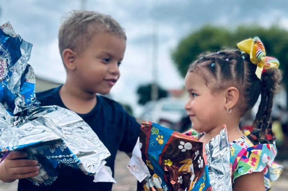 Prefeitura de Alto Longá distribui 400 ovos para crianças das comunidades