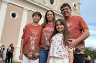 Rafael Fonteles e Isabel Fonteles com os filhos Thomaz e Elisa em dia de missa