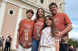 Rafael Fonteles e Isabel Fonteles com os filhos Thomaz e Elisa em dia de missa (Foto: Instagram)