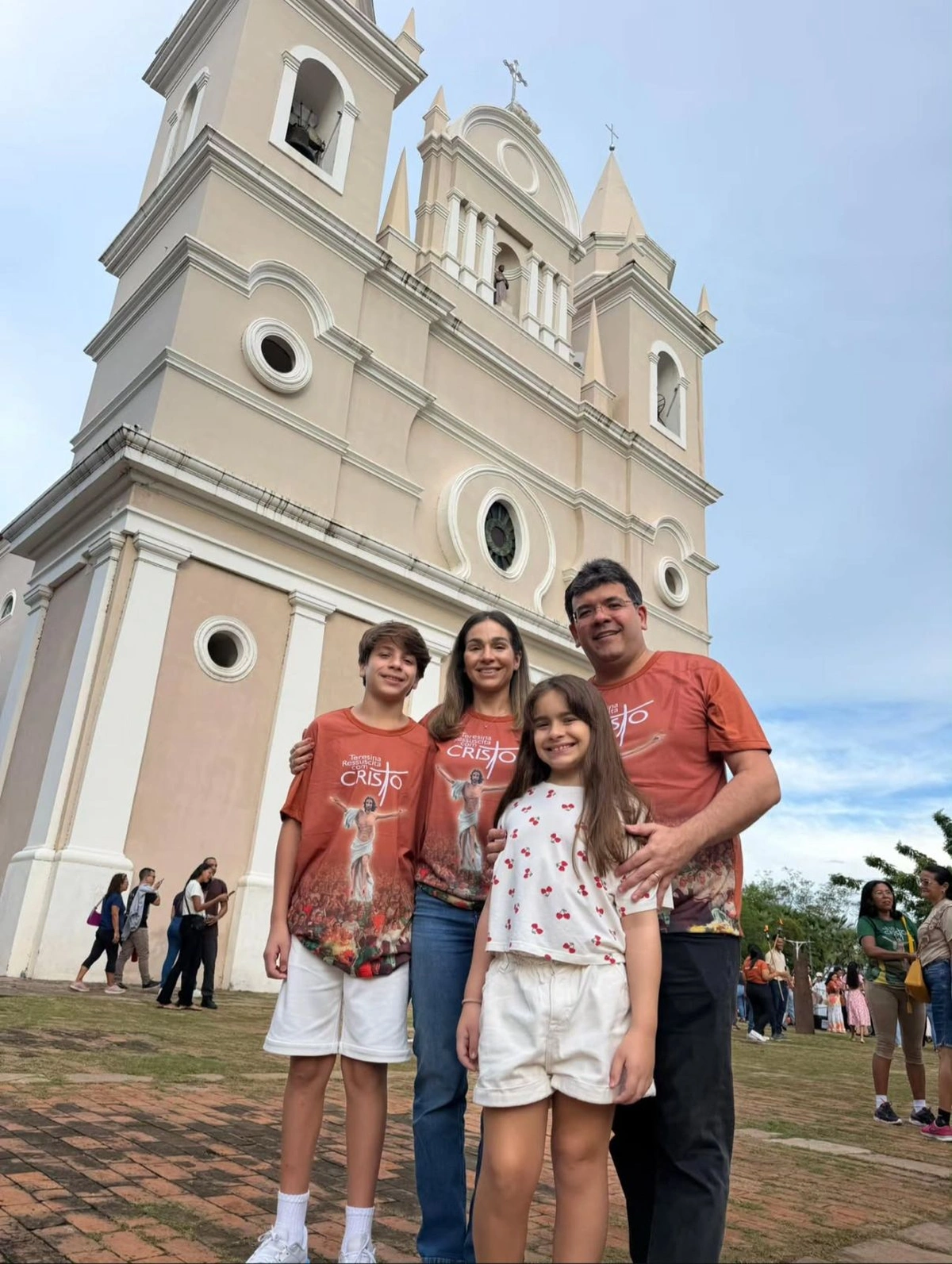 Rafael Fonteles e Isabel Fonteles com os filhos Thomaz e Elisa em dia de missa