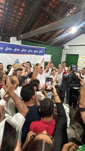 Rafael Fonteles encerra agenda com homenagem e anúncios em Cabeceiras