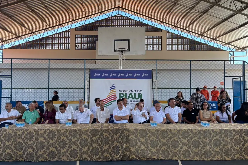 Rafael Fonteles inaugura quadra poliesportiva no município de Antônio Almeida