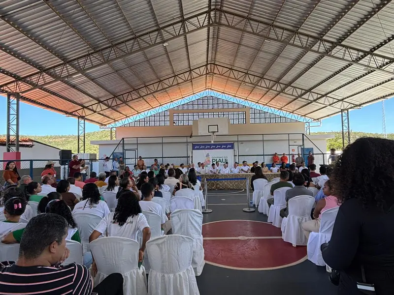 Rafael Fonteles inaugura quadra poliesportiva no município de Antônio Almeida