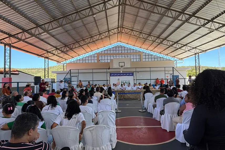 Rafael Fonteles inaugura quadra poliesportiva no município de Antônio Almeida