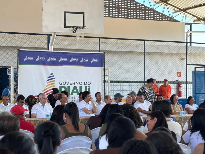 Rafael Fonteles inaugura quadra poliesportiva no município de Antônio Almeida