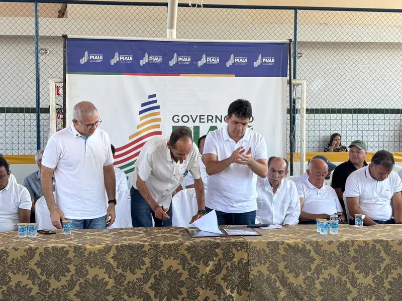 Rafael Fonteles inaugura quadra poliesportiva no município de Antônio Almeida