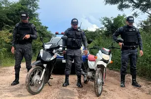 ROMU recupera motos roubadas escondidas em área de mata em Timon (Foto: Reprodução)