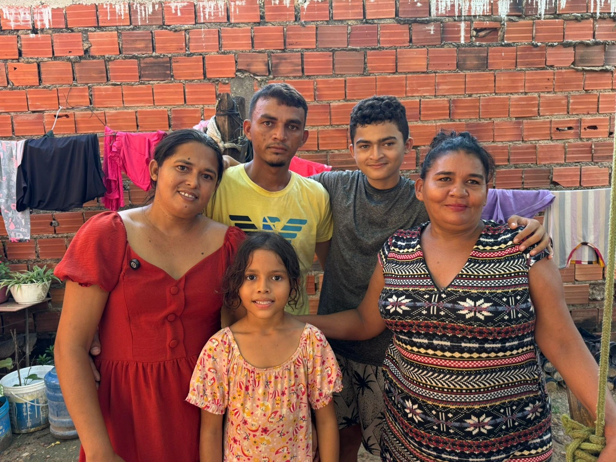 Silvana do Nascimento, de vermelho, e sua família