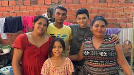 Silvana do Nascimento, de vermelho, e sua família (Foto: Conecta Piauí)