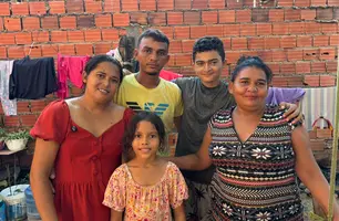 Silvana do Nascimento, de vermelho, e sua família (Foto: Conecta Piauí)