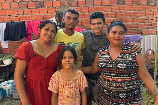 Silvana do Nascimento, de vermelho, e sua família