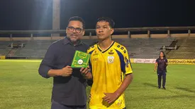 Thiago Monteiro entrega o prêmio de melhor da partida para o César, atleta do Tiradentes (Foto: Conecta Piauí)