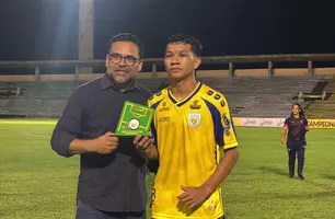 Thiago Monteiro entrega o prêmio de melhor da partida para o César, atleta do Tiradentes (Foto: Conecta Piauí)