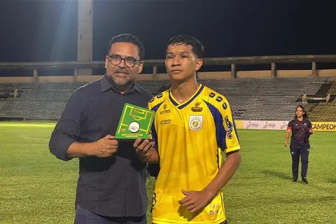 Thiago Monteiro entrega o prêmio de melhor da partida para o César, atleta do Tiradentes
