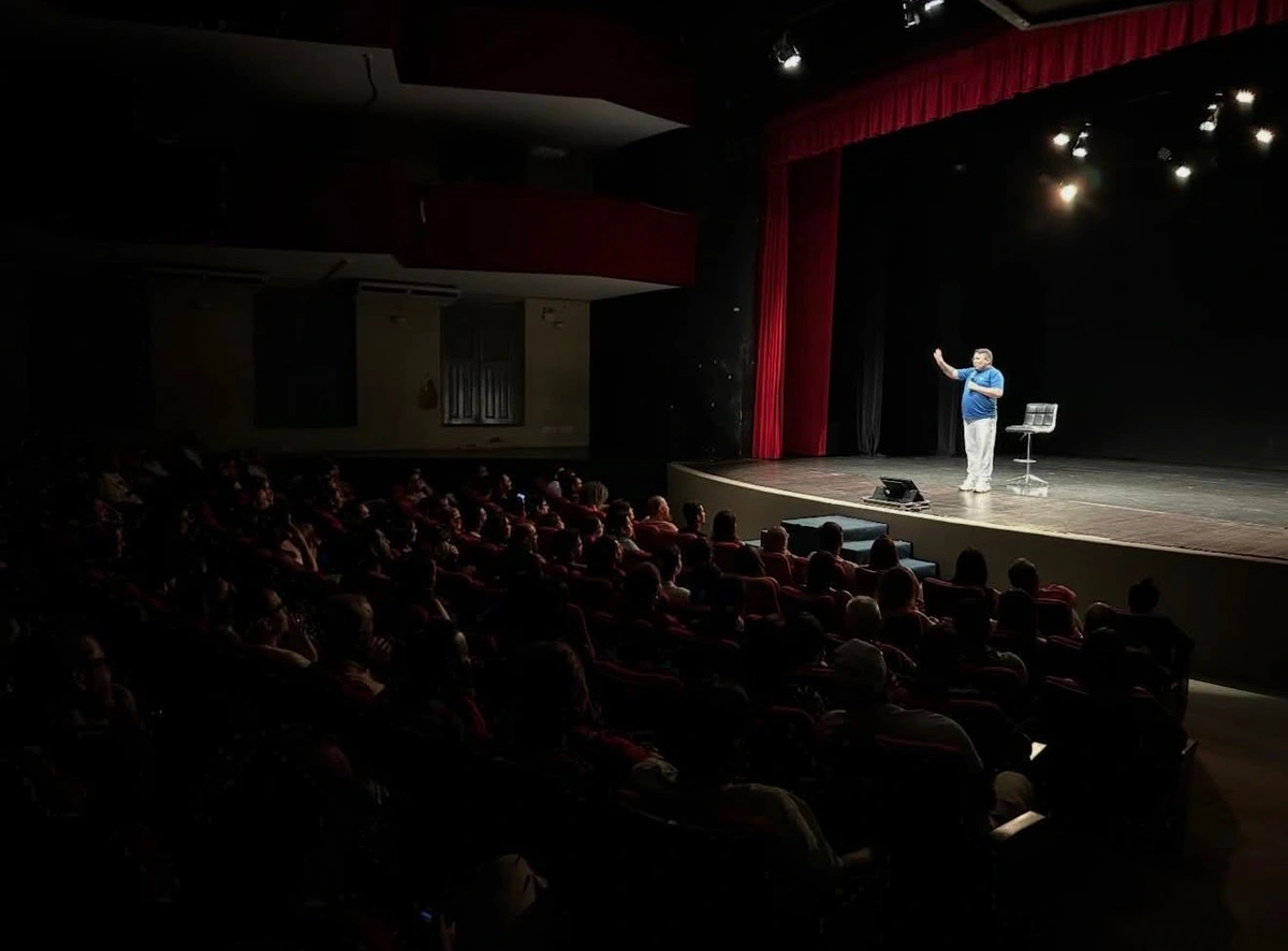 Titela lota Teatro 4 de Setembro e arranca gargalhadas do público teresinense