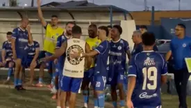 Torcedor invade campo e provoca confusão após derrota do Parnahyba na Série D (Foto: Reprodução)