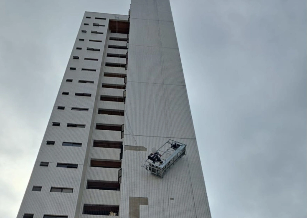 Trabalhador fica pendurado após falha em cabo de plataforma em prédio de Teresina