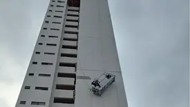 Trabalhador fica pendurado após falha em cabo de plataforma em prédio de Teresina (Foto: Reprodução/Corpo de Bombeiros)