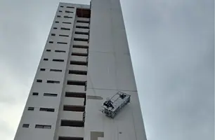 Trabalhador fica pendurado após falha em cabo de plataforma em prédio de Teresina (Foto: Reprodução/Corpo de Bombeiros)