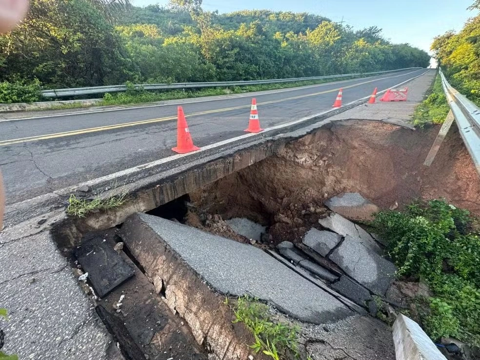 Trecho de ponte entre Parnaíba e Buriti dos Lopes cede e BR-343 é interditada