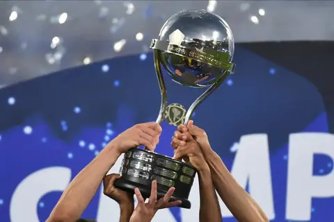 Troféu da Copa Sul-Americana.