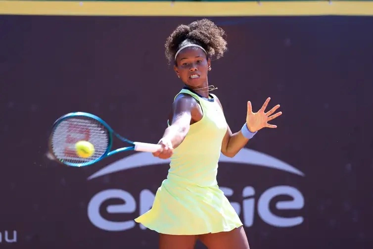 Victória Barros tornou-se a primeira tenista do Brasil a chegar às oitavas de final da chave juvenil na edição de 2025 do Aberto da Austrália.