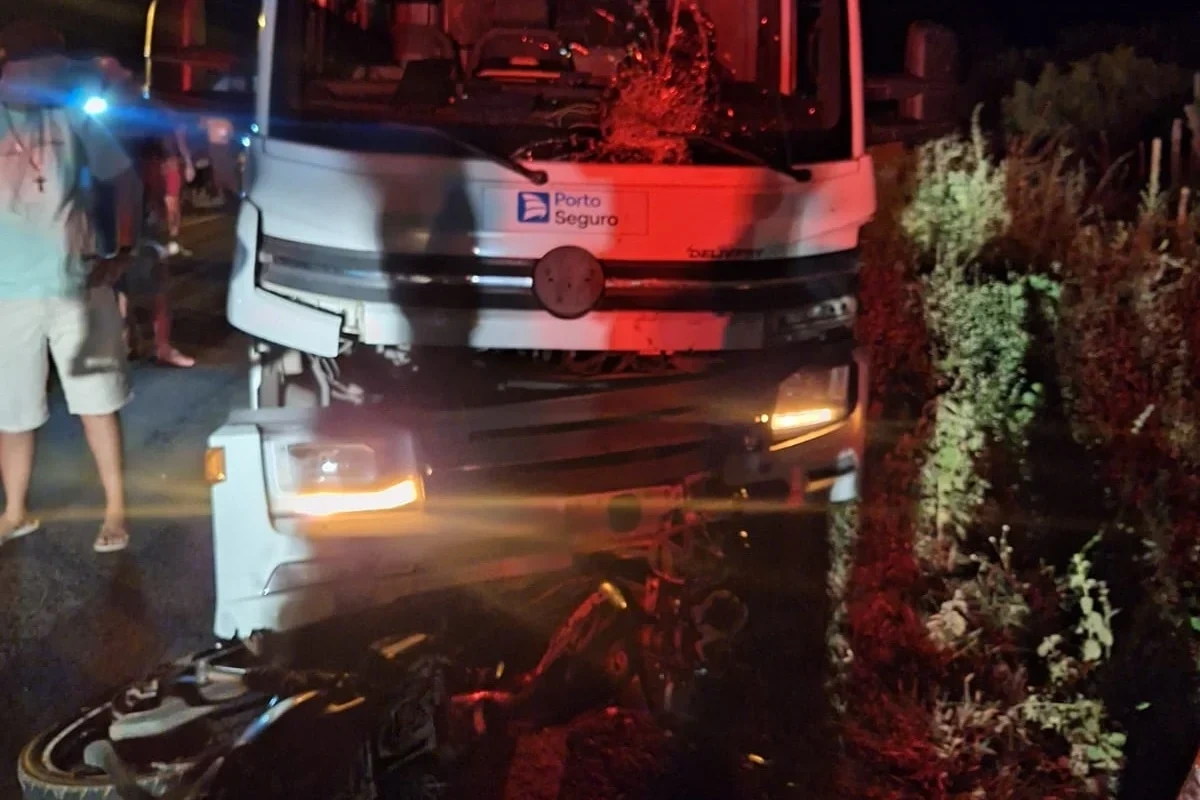 Acidente entre caminhão e motocicleta deixa homem morto na PI-245