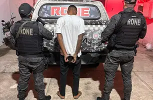 Adolescente é apreendido com revólver após perseguição na zona Sudeste de Teresina (Foto: Divulgação/PMPI)