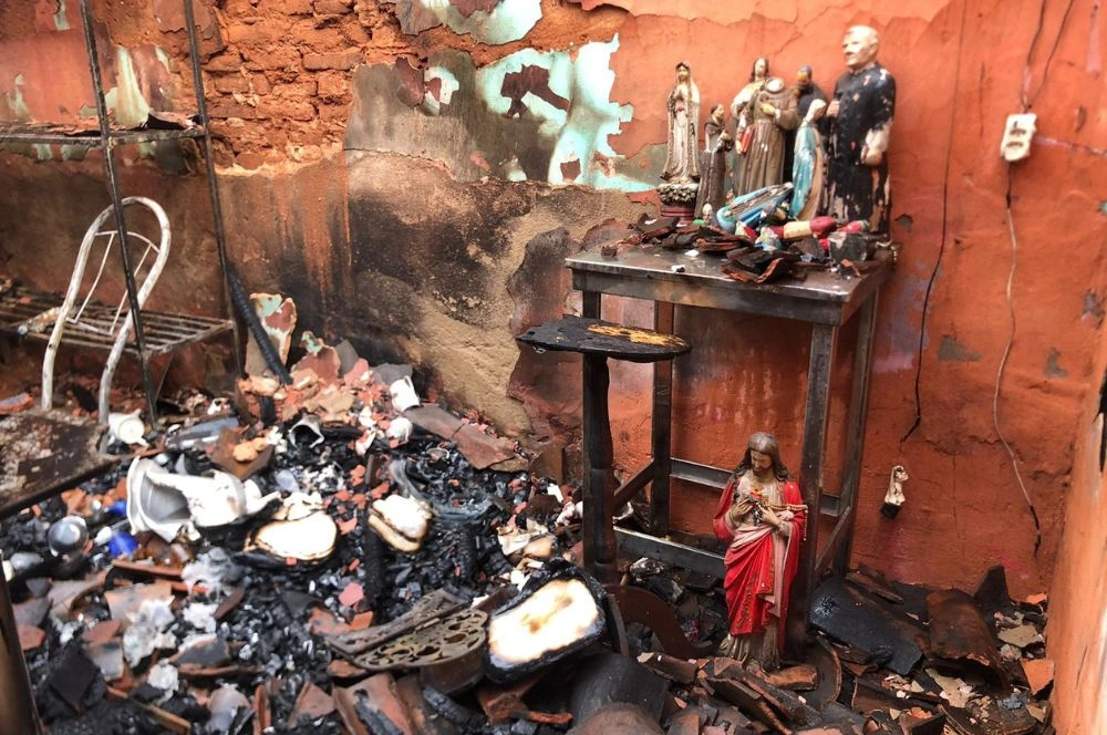 Altar com imagens sacras fica intacto após incêndio destruir casa em Picos