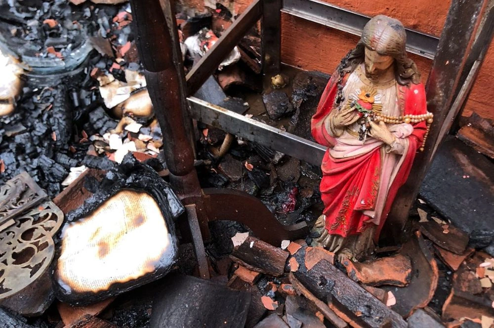 Altar com imagens sacras fica intacto após incêndio destruir casa em Picos