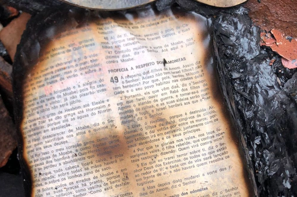 Altar com imagens sacras fica intacto após incêndio destruir casa em Picos
