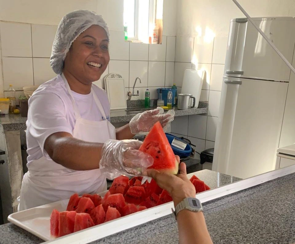 Aluno autista supera seletividade alimentar com ajuda da merenda escolar no Piauí