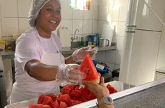 Aluno autista supera seletividade alimentar com ajuda da merenda escolar no Piauí