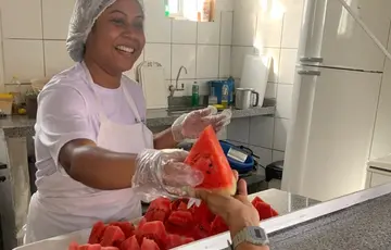 Aluno autista supera seletividade alimentar com ajuda da merenda escolar no Piauí