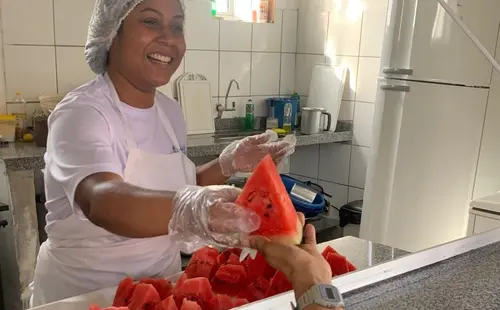 Aluno autista supera seletividade alimentar com ajuda da merenda escolar no Piauí