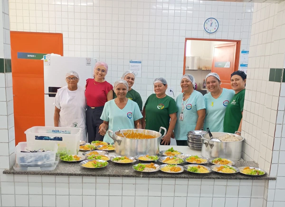 Aluno autista supera seletividade alimentar com ajuda da merenda escolar no Piauí