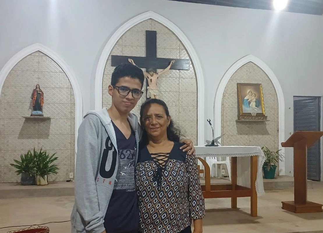 Aluno autista supera seletividade alimentar com ajuda da merenda escolar no Piauí